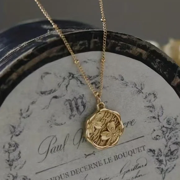 NEW Gold Tone Round Tag Floral Print Necklace - Picture 3 of 4